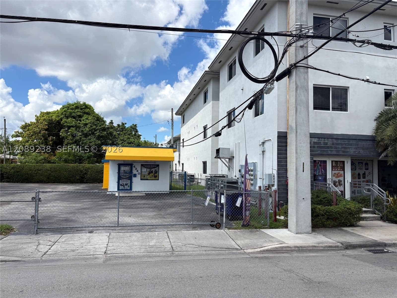 Mülk — 4260 Palm Ave, Hialeah, FL 33012