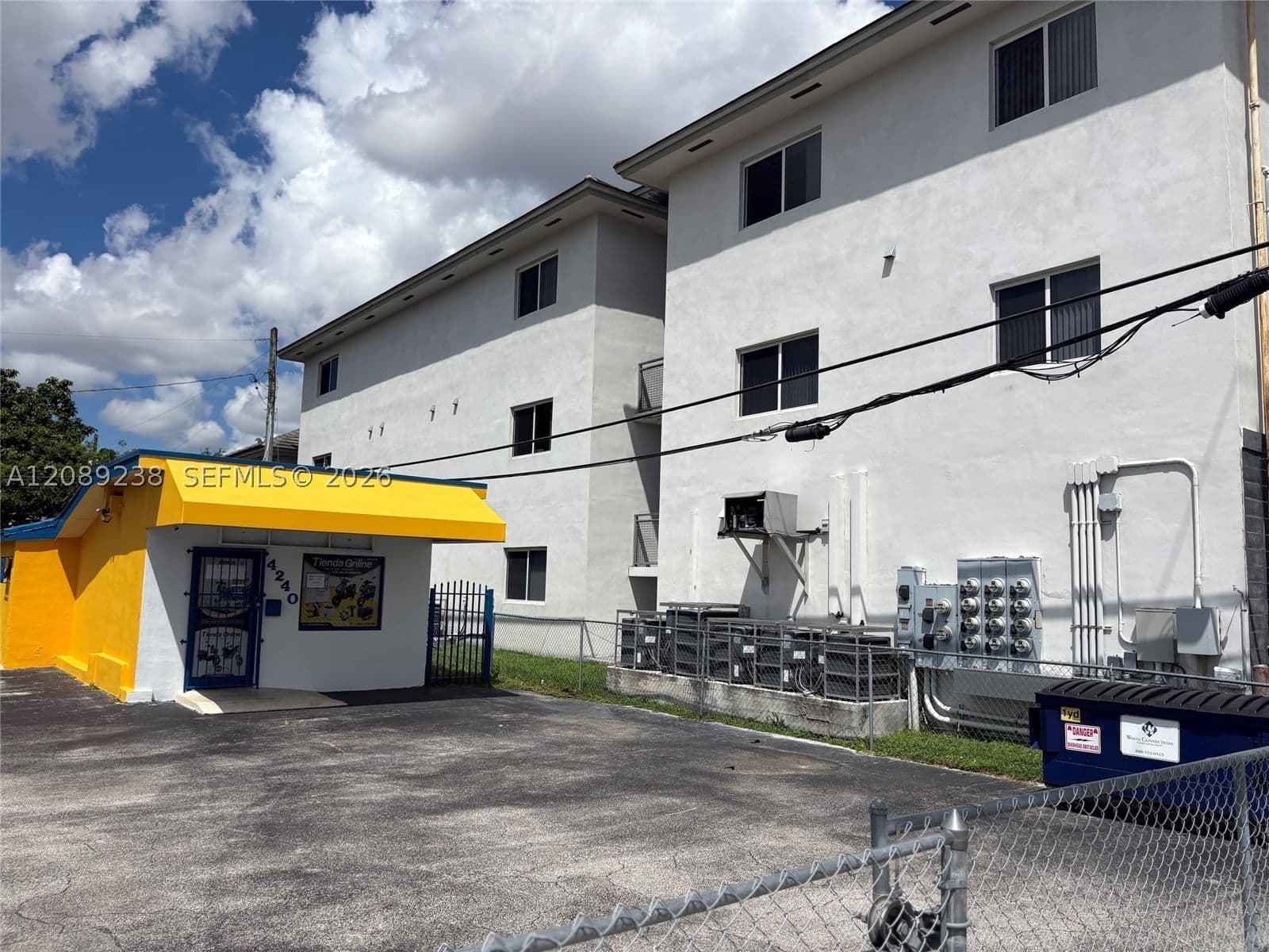 Mülk — 4260 Palm Ave, Hialeah, FL 33012