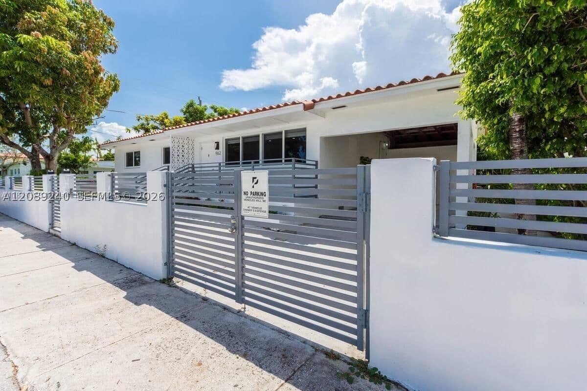 3+1 Müstakil ev — 962 6th Ave, Miami, FL 33130