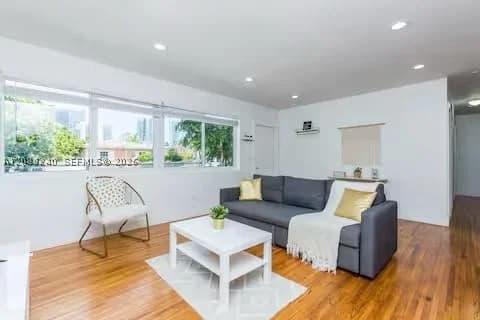 3+1 Müstakil ev — 962 6th Ave, Miami, FL 33130