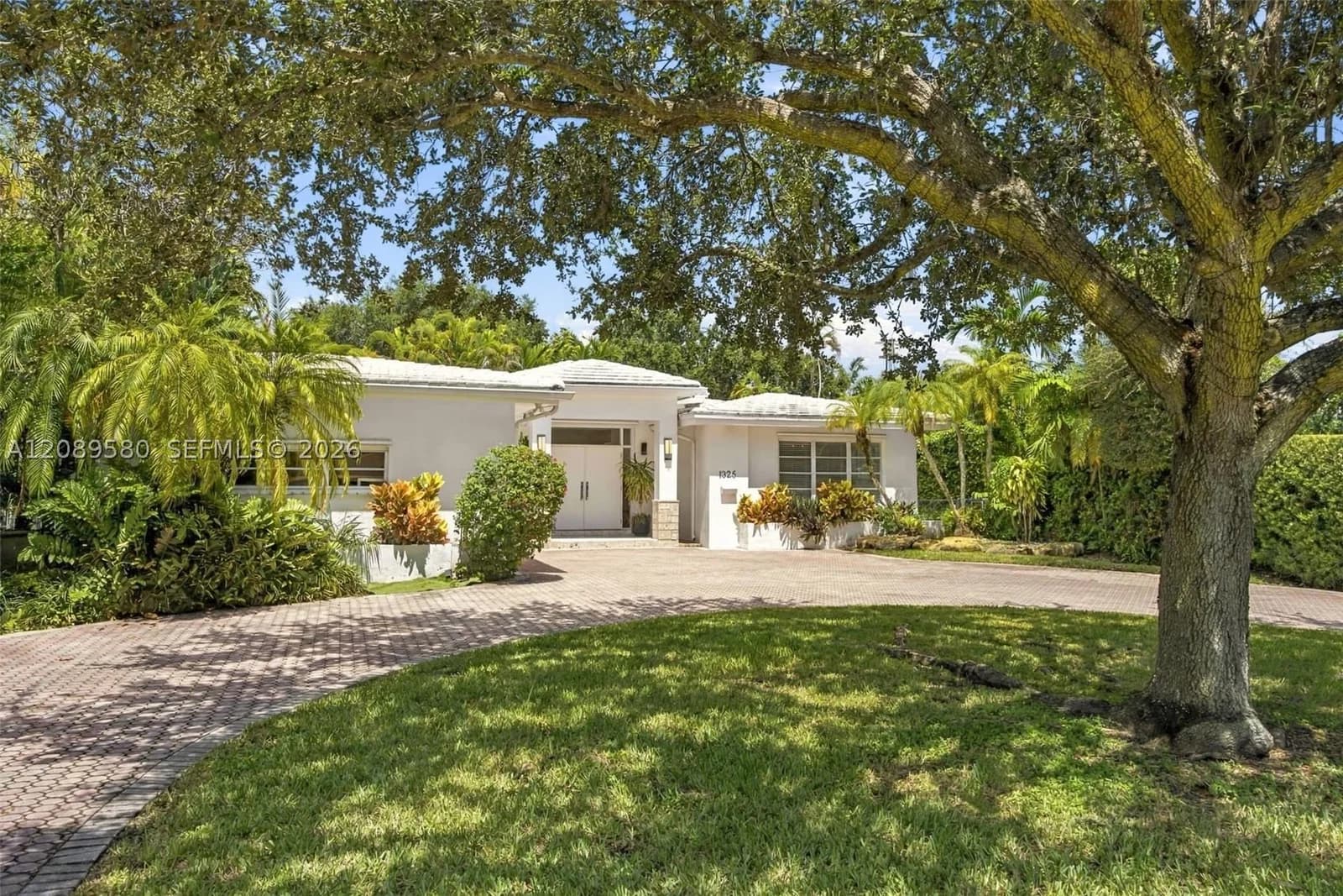 3+1 Müstakil ev — 1325 Blue Rd, Coral Gables, FL 33146