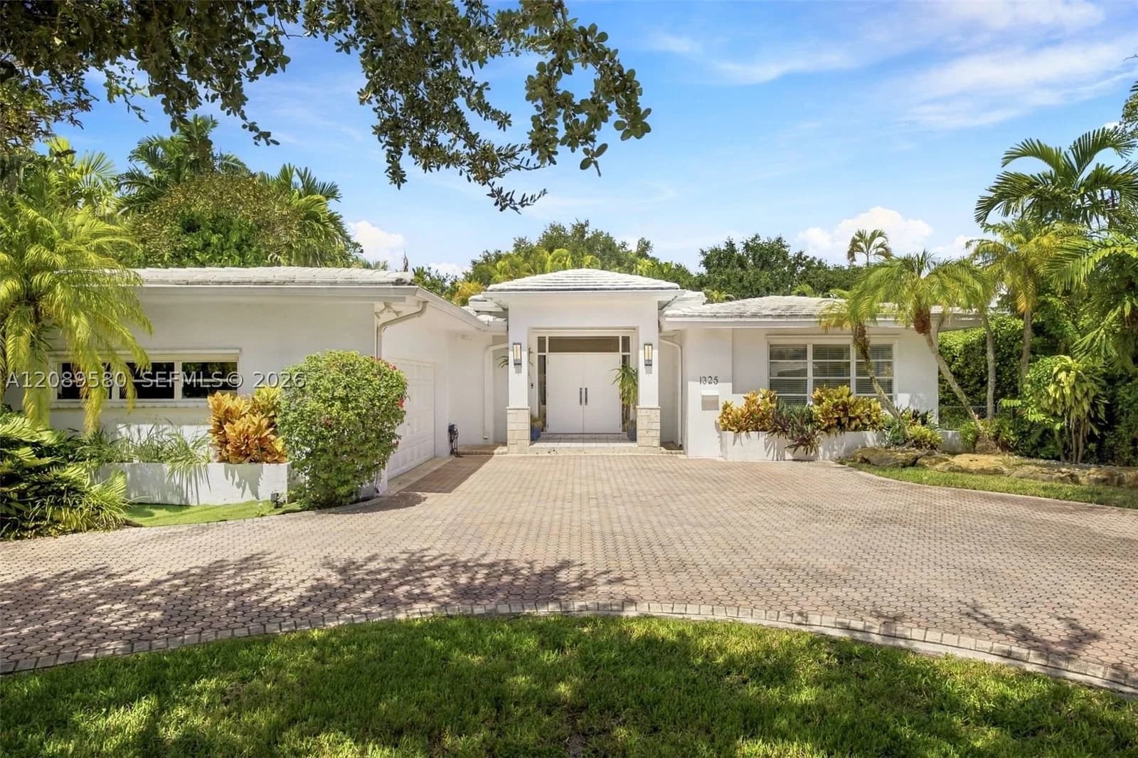 3+1 Müstakil ev — 1325 Blue Rd, Coral Gables, FL 33146
