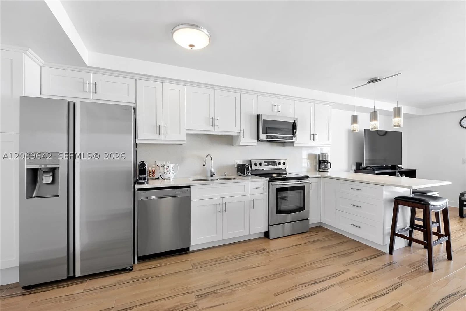 1-bedroom Condo — 1800 Collins Ave #11B, Miami Beach, FL 33139