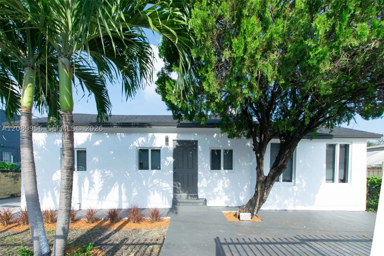4+1 Müstakil ev — 2324 14th Ave, Miami, FL 33142