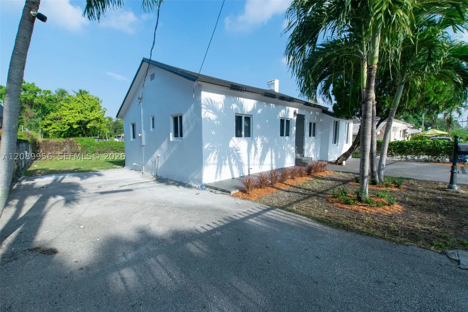 4+1 Müstakil ev — 2324 14th Ave, Miami, FL 33142