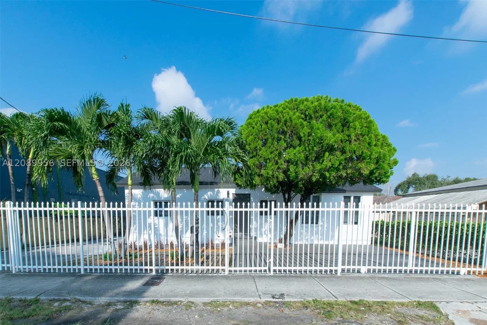 4+1 Müstakil ev — 2324 14th Ave, Miami, FL 33142