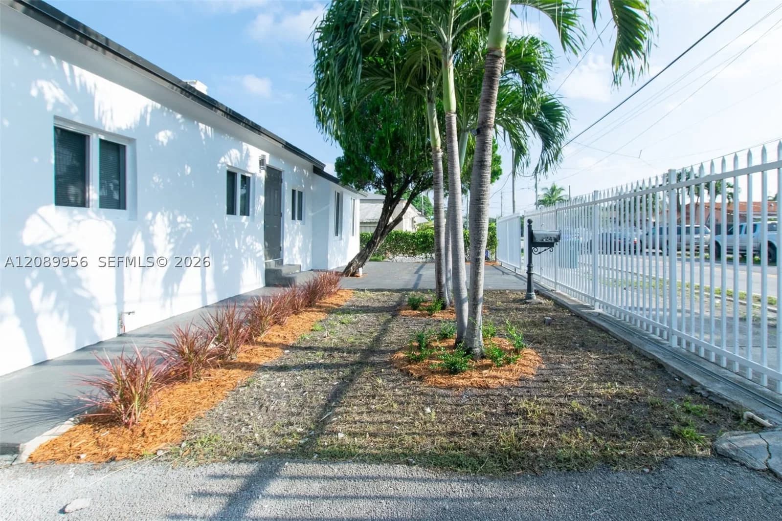4+1 Müstakil ev — 2324 14th Ave, Miami, FL 33142