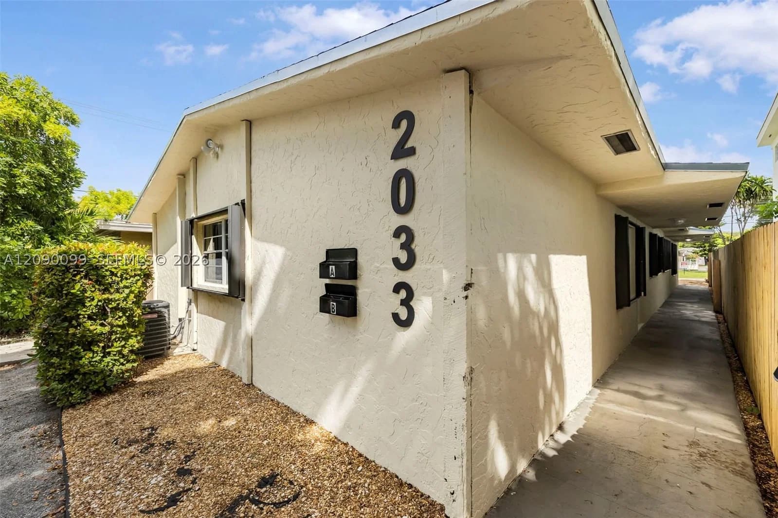 Dubleks — 2033 Dewey St, Hollywood, FL 33020