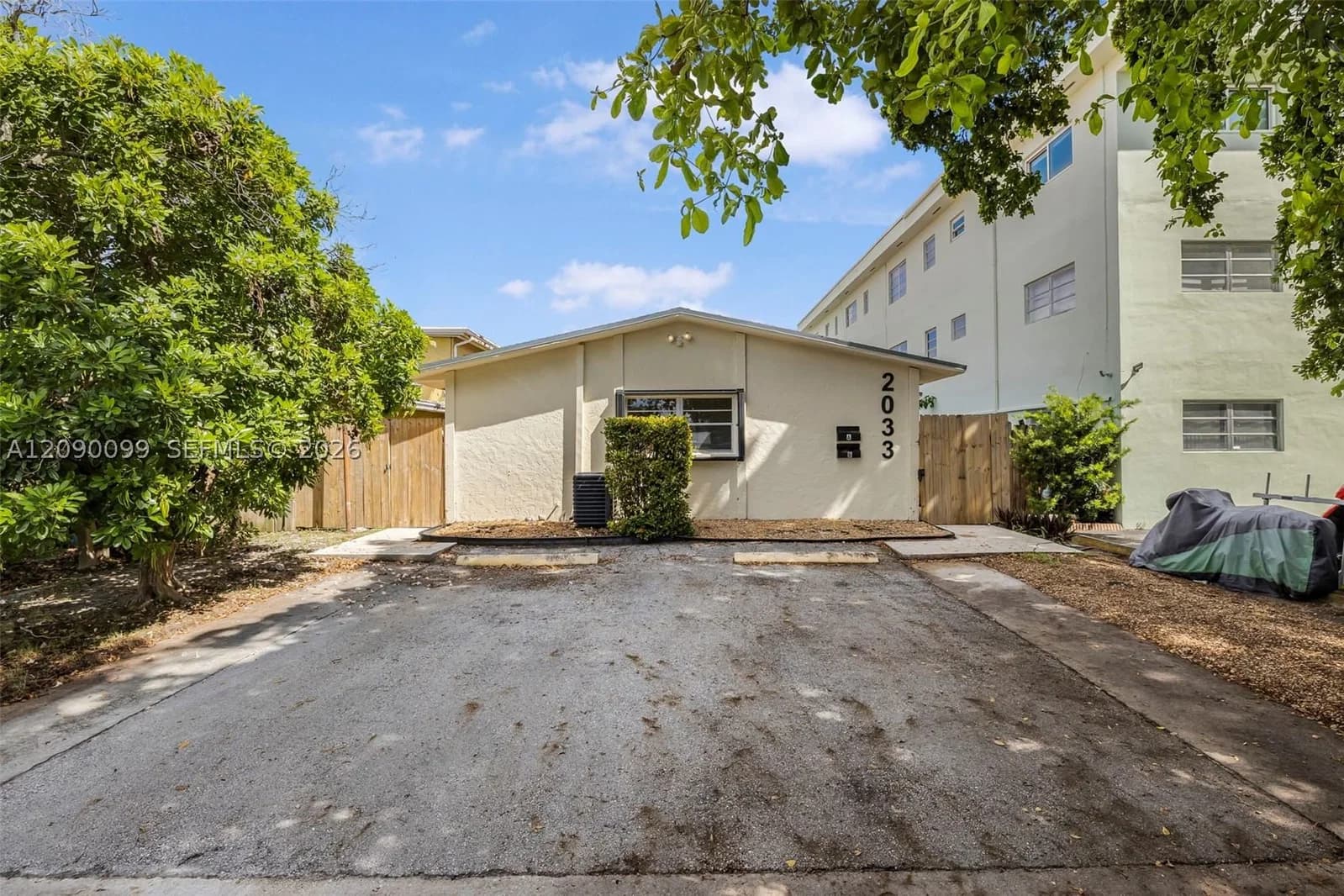 Dubleks — 2033 Dewey St, Hollywood, FL 33020