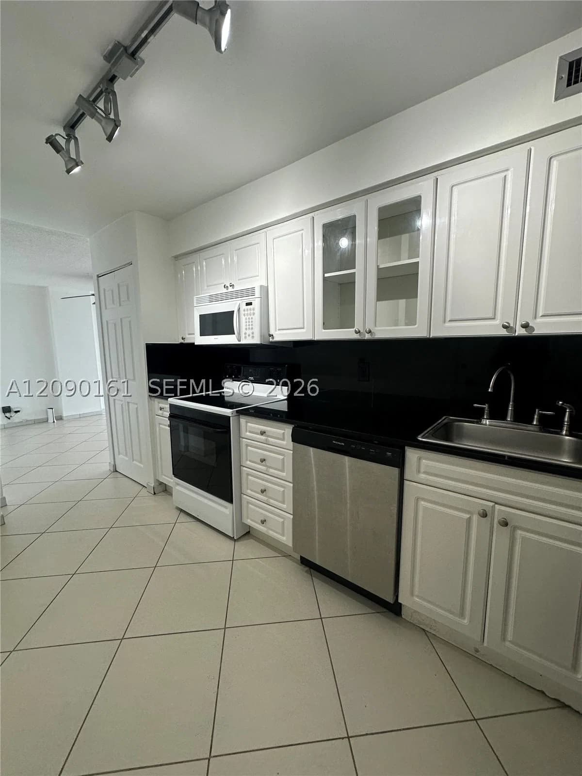 1-bedroom Condo — 6770 Indian Creek Dr #7S, Miami Beach, FL 33141