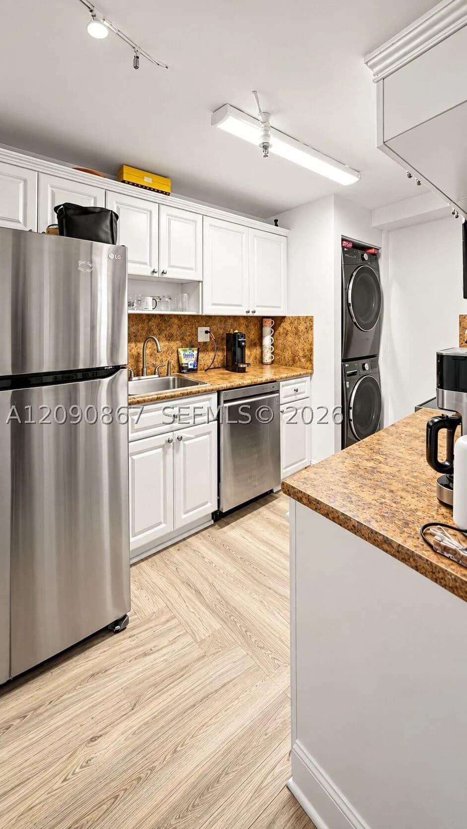 1-bedroom Condo — 2457 Collins Ave #202, Miami Beach, FL 33140