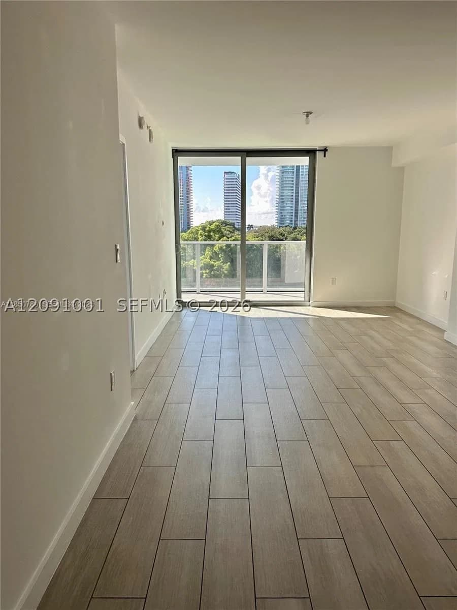 1-bedroom Condo — 1600 1st Ave #605, Miami, FL 33129
