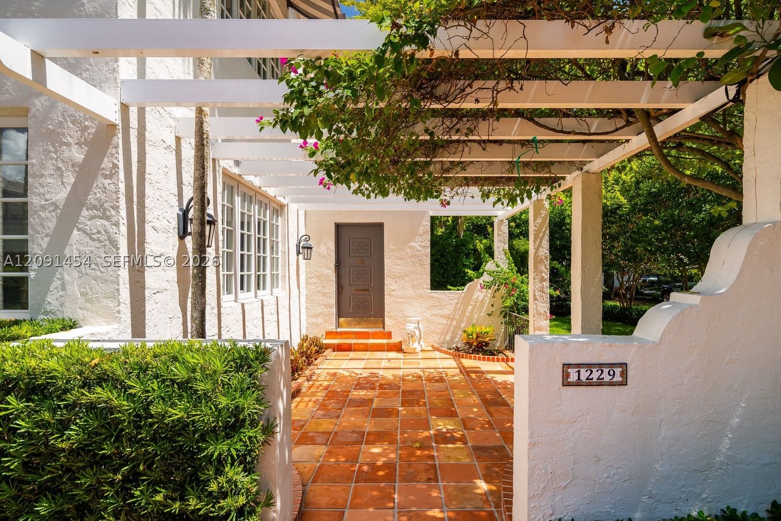 5+1 Müstakil ev — 1229 Asturia Ave, Coral Gables, FL 33134