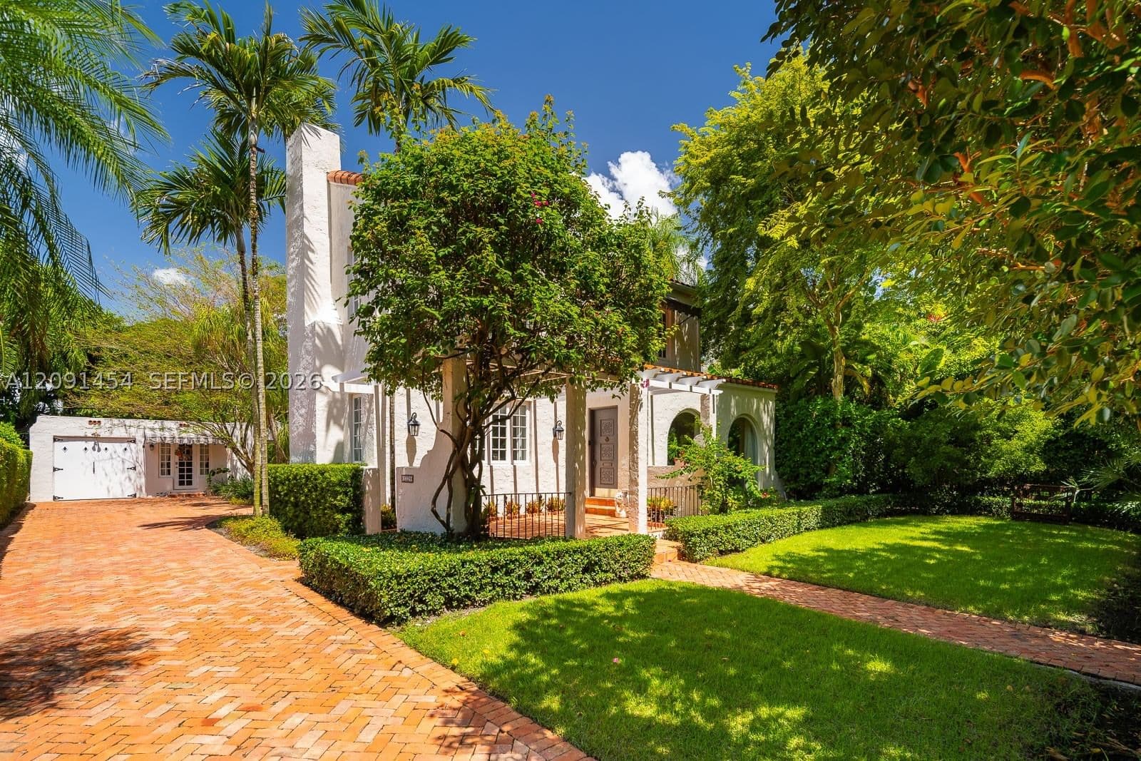 5+1 Müstakil ev — 1229 Asturia Ave, Coral Gables, FL 33134