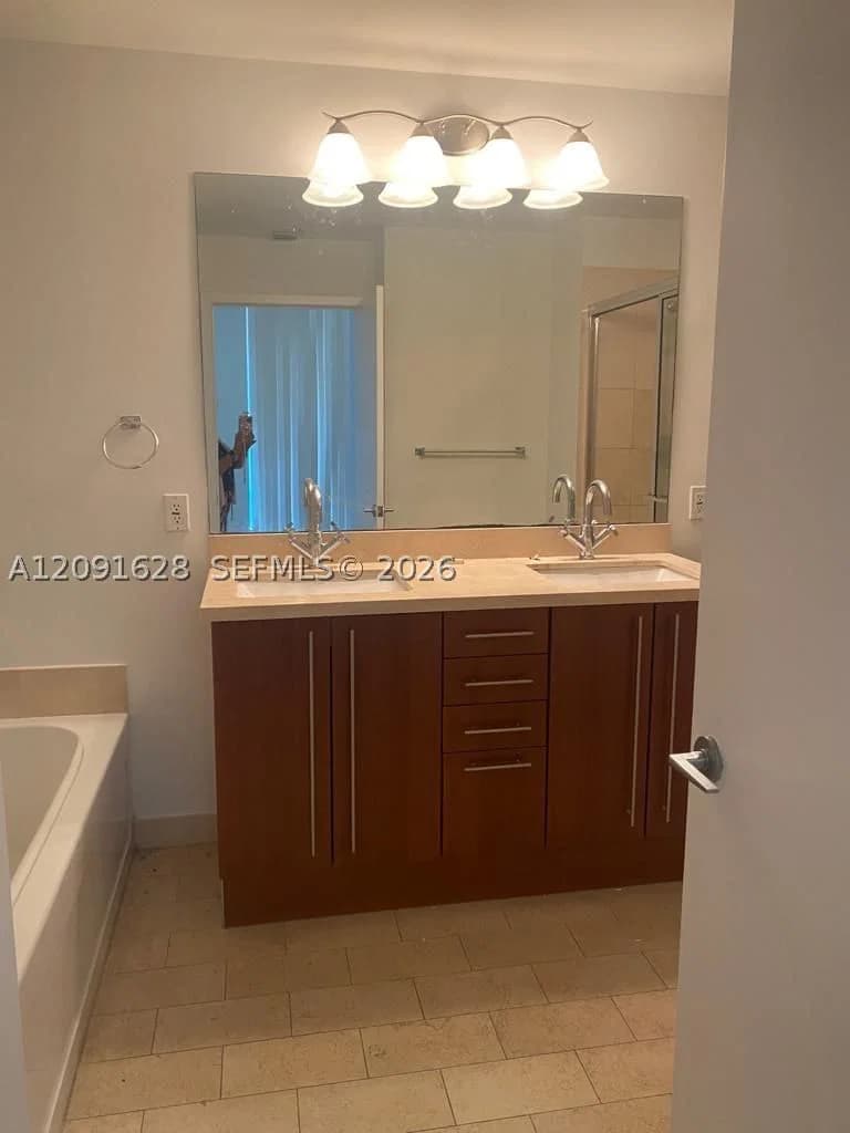 2-bedroom Condo — 79 12th St #2403-S, Miami, FL 33130