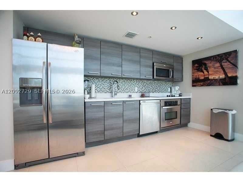 2-bedroom Condo — 421 Meridian Ave #21, Miami Beach, FL 33139