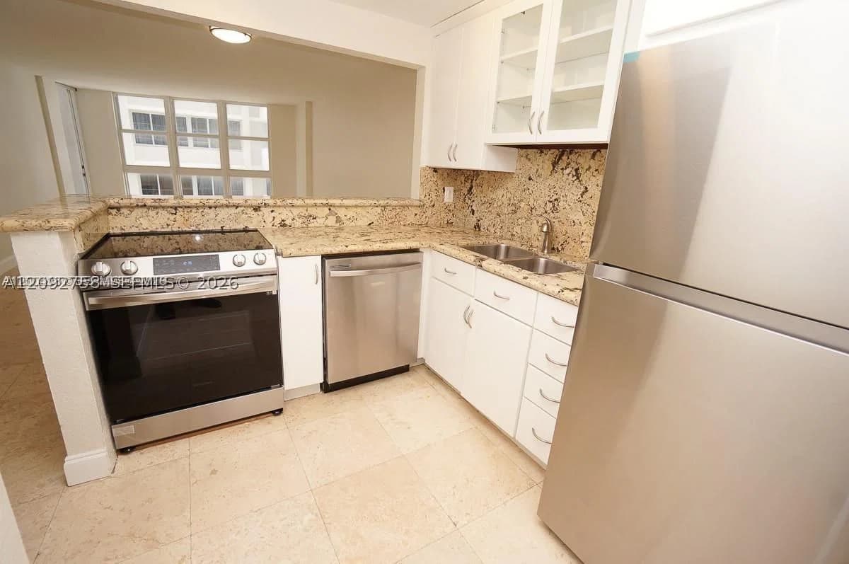 1-bedroom Condo — 1228 West Ave #513, Miami Beach, FL 33139