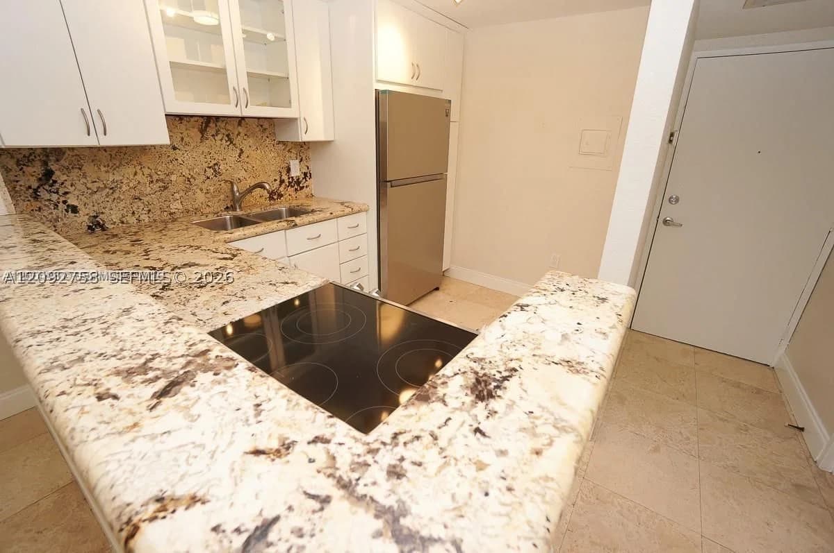 1-bedroom Condo — 1228 West Ave #513, Miami Beach, FL 33139