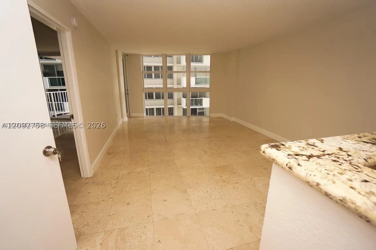 1-bedroom Condo — 1228 West Ave #513, Miami Beach, FL 33139
