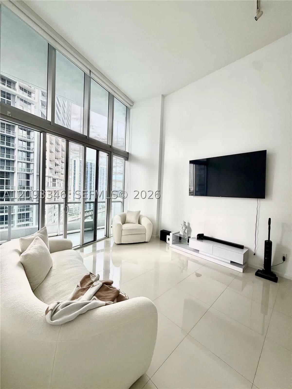 1-bedroom Condo — 495 Brickell Ave #2206, Miami, FL 33131