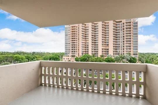 2-bedroom Condo — 90 Edgewater Dr #514, Coral Gables, FL 33133
