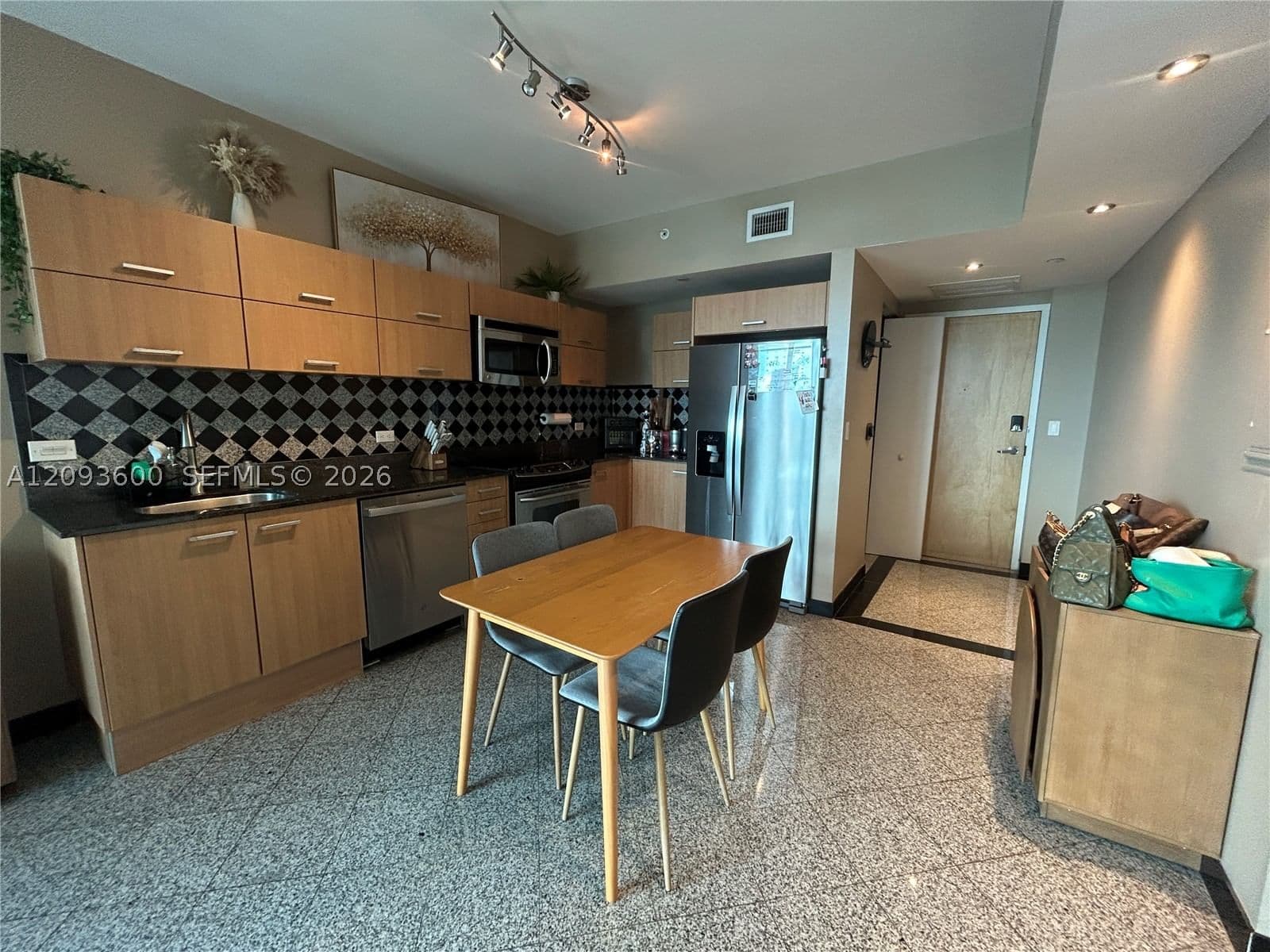 1-bedroom Condo — Miami, FL 33130