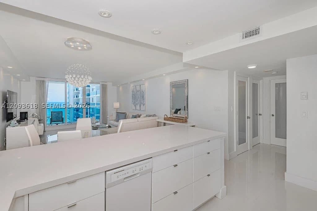 1-bedroom Condo — 2301 Collins Ave #1424, Miami Beach, FL 33139