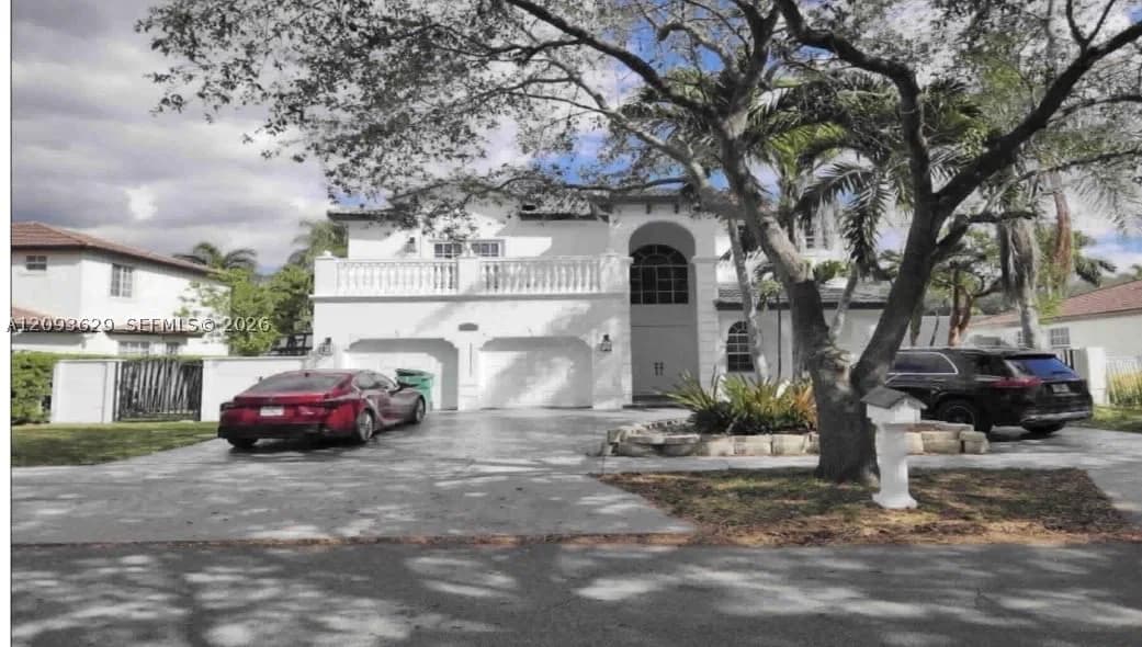 5-bedroom Single-Family Home — Miami Lakes, FL 33016