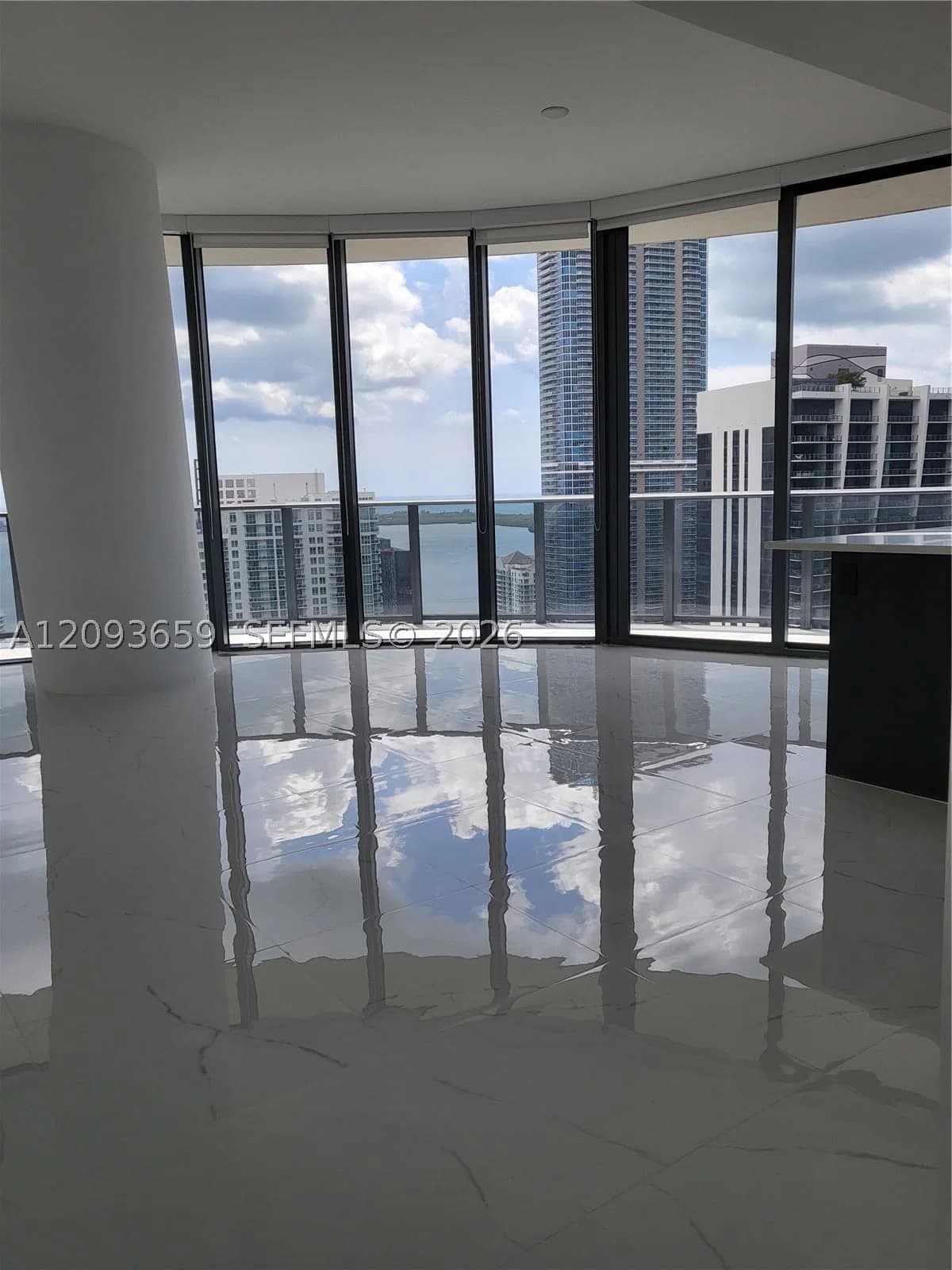 3-bedroom Condo — 45 SW 9th Street #4303, Miami, FL 33130