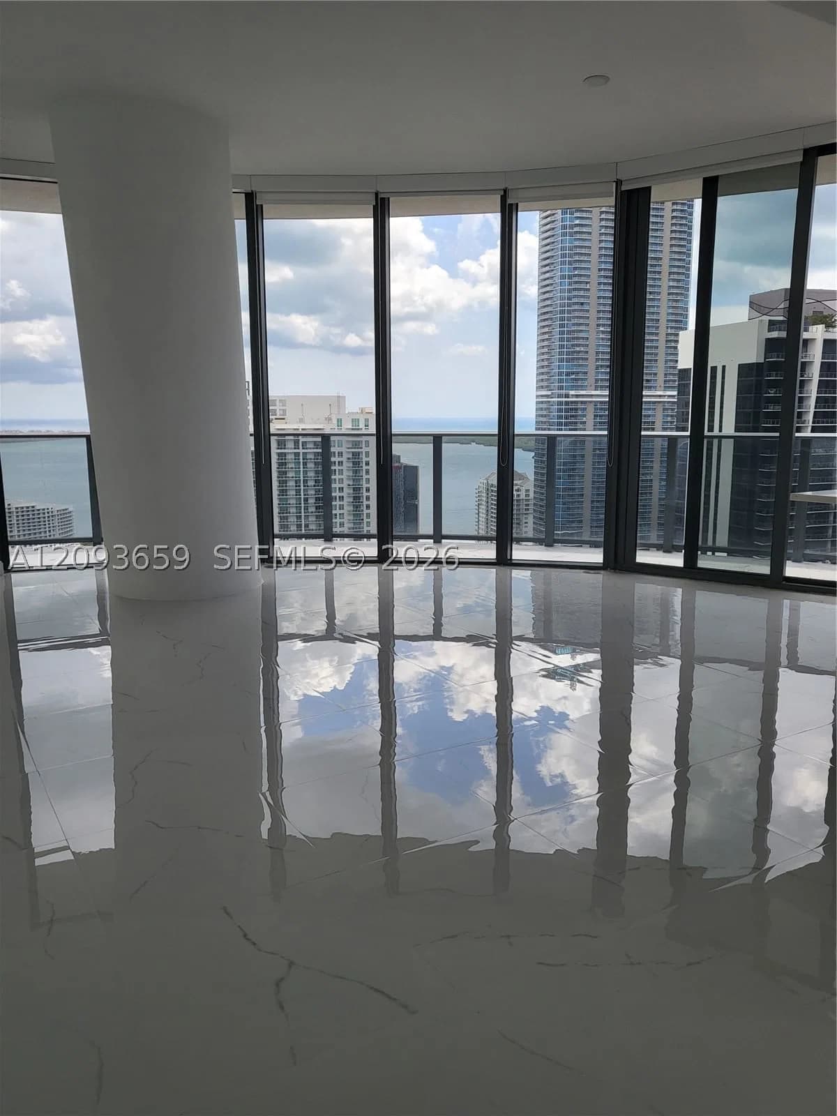 3-bedroom Condo — 45 SW 9th Street #4303, Miami, FL 33130