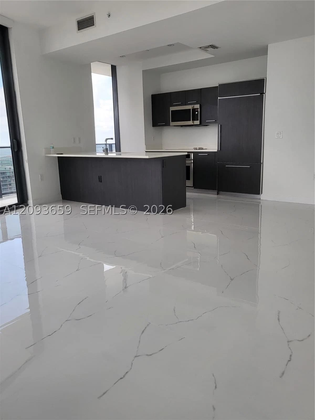 3-bedroom Condo — 45 SW 9th Street #4303, Miami, FL 33130