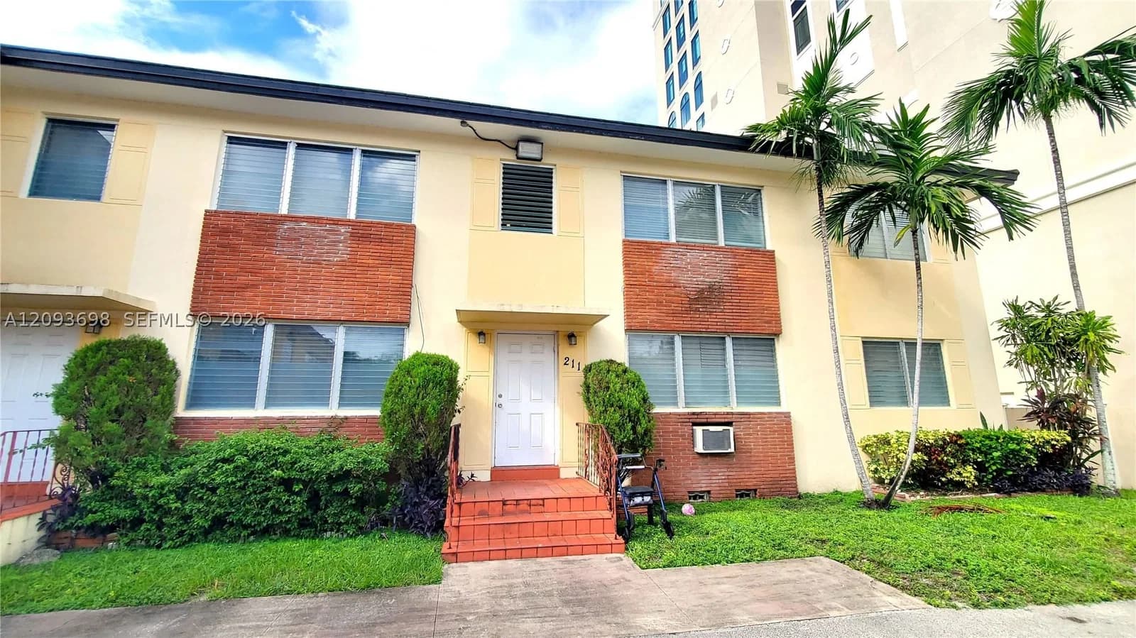 1-bedroom Apartment — 215 Zamora Ave #9, Coral Gables, FL 33134