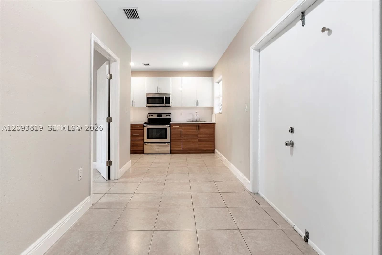 1-bedroom Property — 214 Salamanca Ave #3, Coral Gables, FL 33134