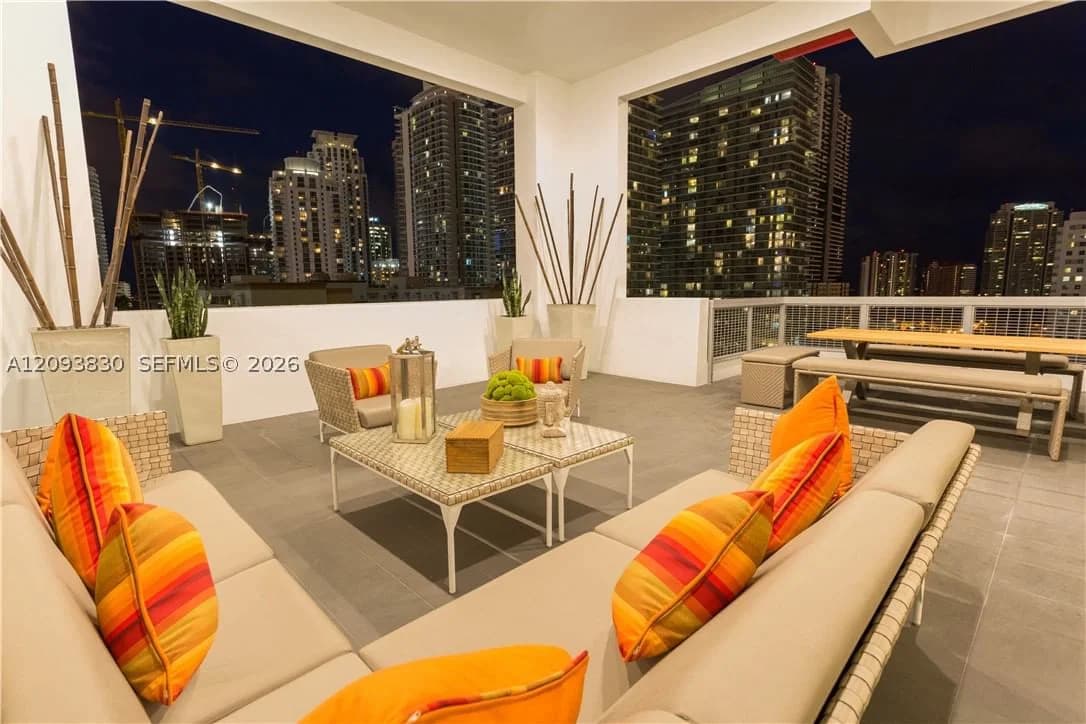 2-bedroom Apartment — 117 10th Street #1702, Miami, FL 33130