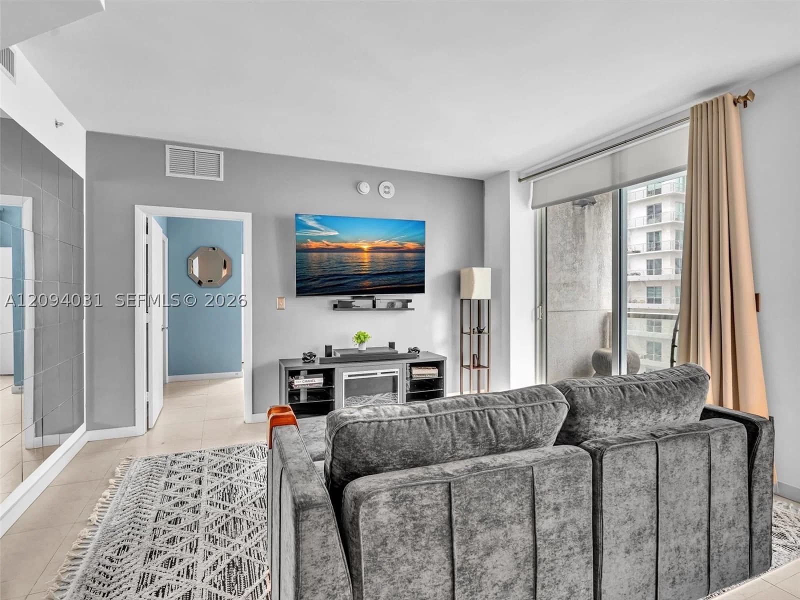 1-bedroom Condo — 253 2nd St #2208, Miami, FL 33132