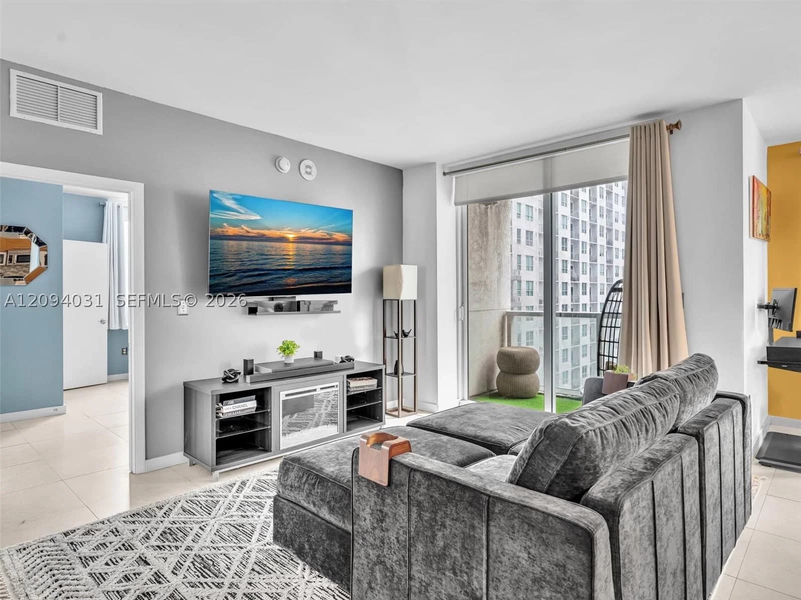 1-bedroom Condo — 253 2nd St #2208, Miami, FL 33132