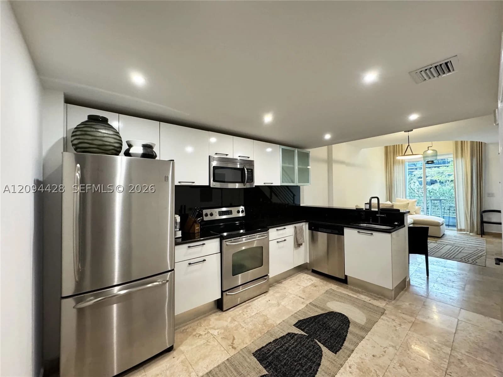LOFTS AT MAYFAIR CONDO — ilan fotoğrafı