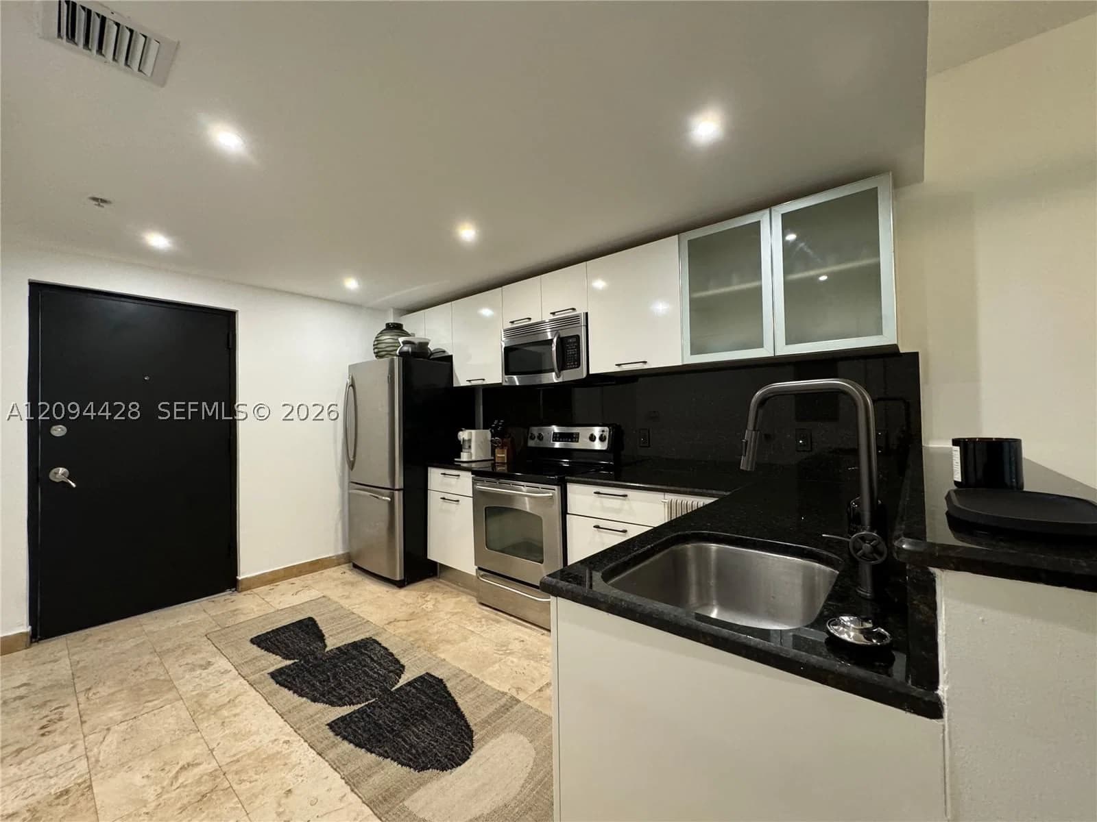 LOFTS AT MAYFAIR CONDO — ilan fotoğrafı