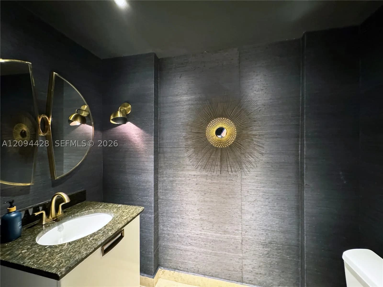 LOFTS AT MAYFAIR CONDO — ilan fotoğrafı