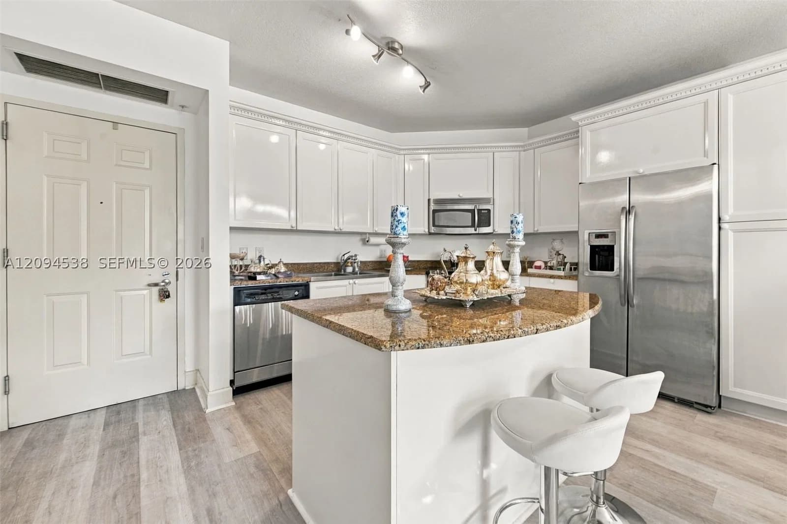 1-bedroom Condo — 55 Merrick Way #520, Coral Gables, FL 33134