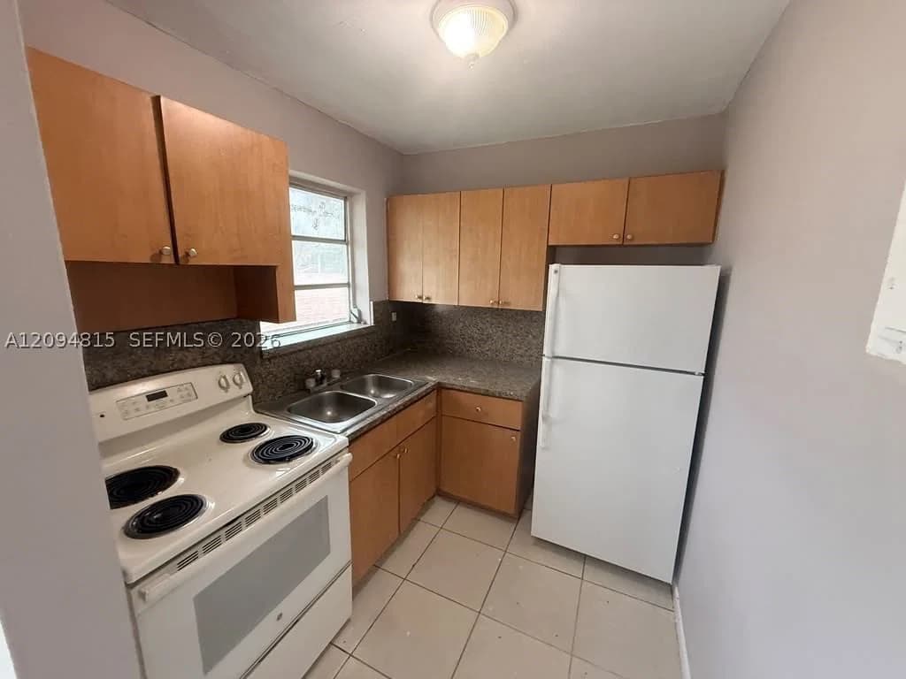 1-bedroom Property — 3130 21st Ct #10, Miami, FL 33142