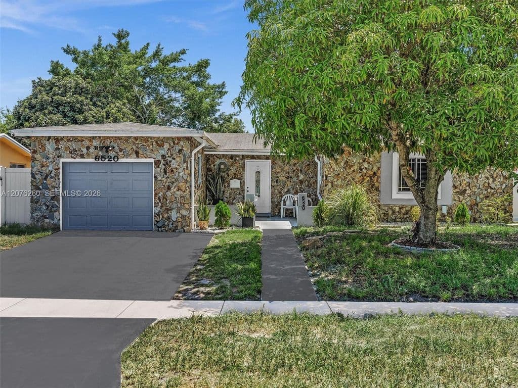 4+1 Müstakil ev — 6520 SW 7th Ct
