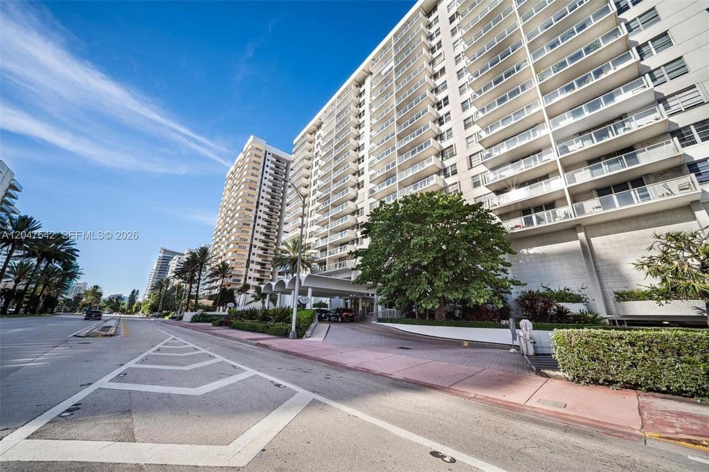 2+1 Condo — 5701 Collins Ave APT 1415