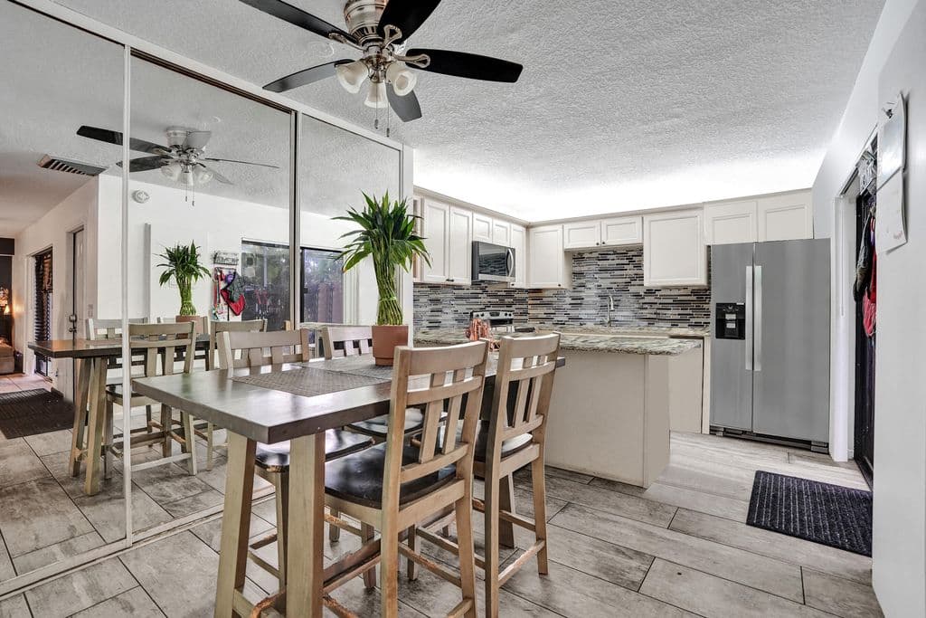 2+1 Mülk — 9993 NW 7th Street