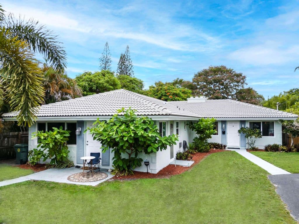 4-bedroom Property — 1680 NE 34TH Lane