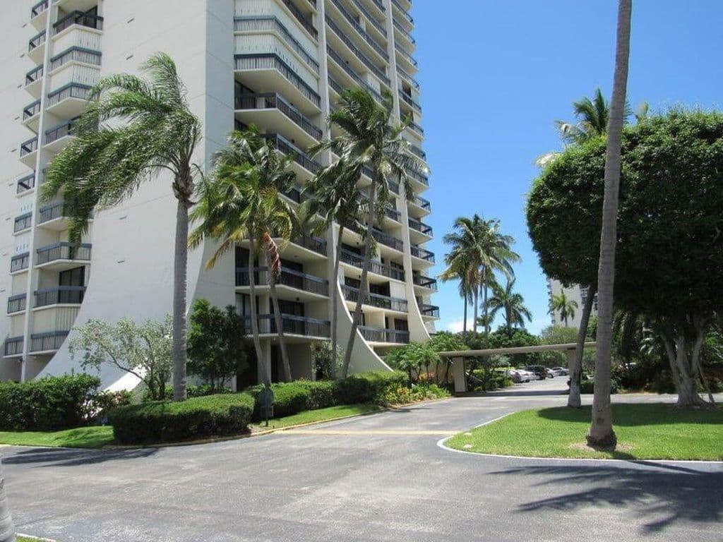 2+1 Condo — 2400 Presidential Way #1803