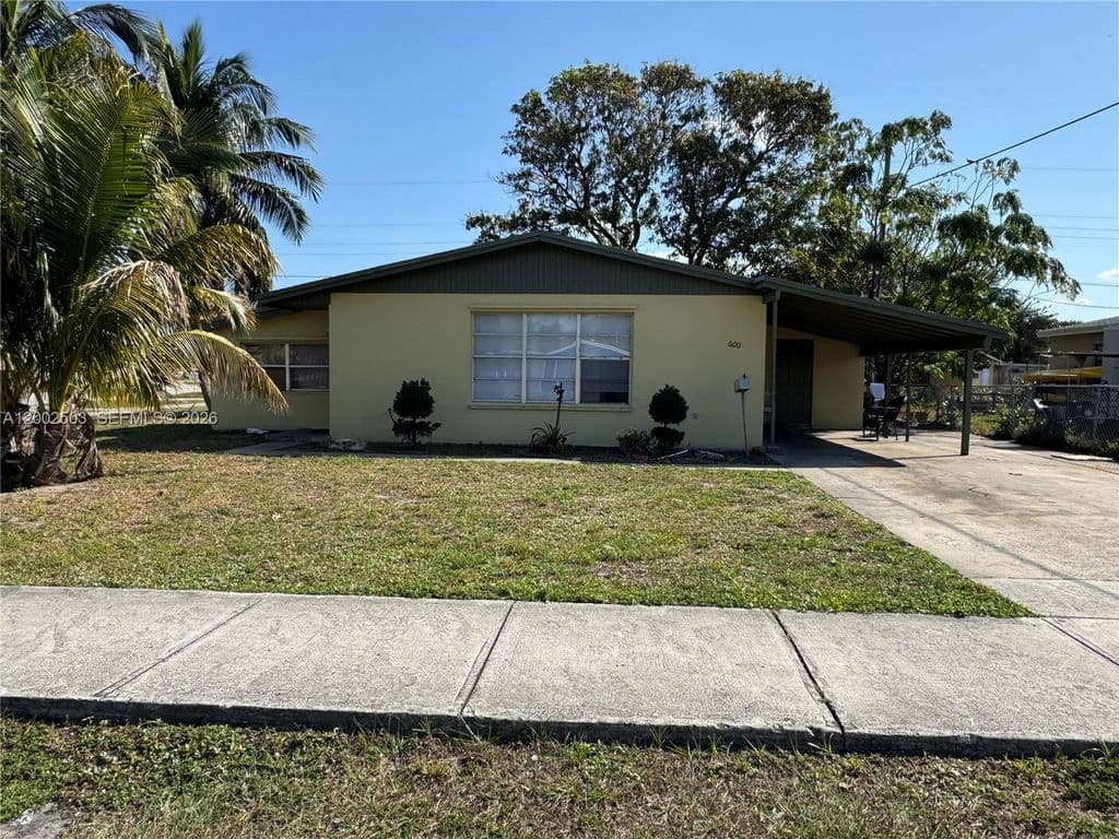 3+1 Müstakil ev — 600 NW 19th St
