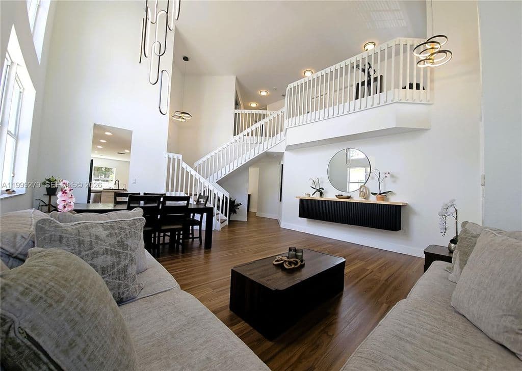 4+1 Müstakil ev — 17088 NW 19th St