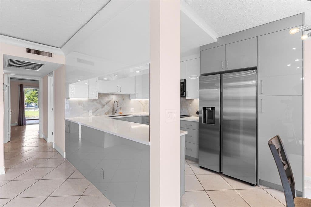 2+1 Condo — 2122 Cambridge F #2122