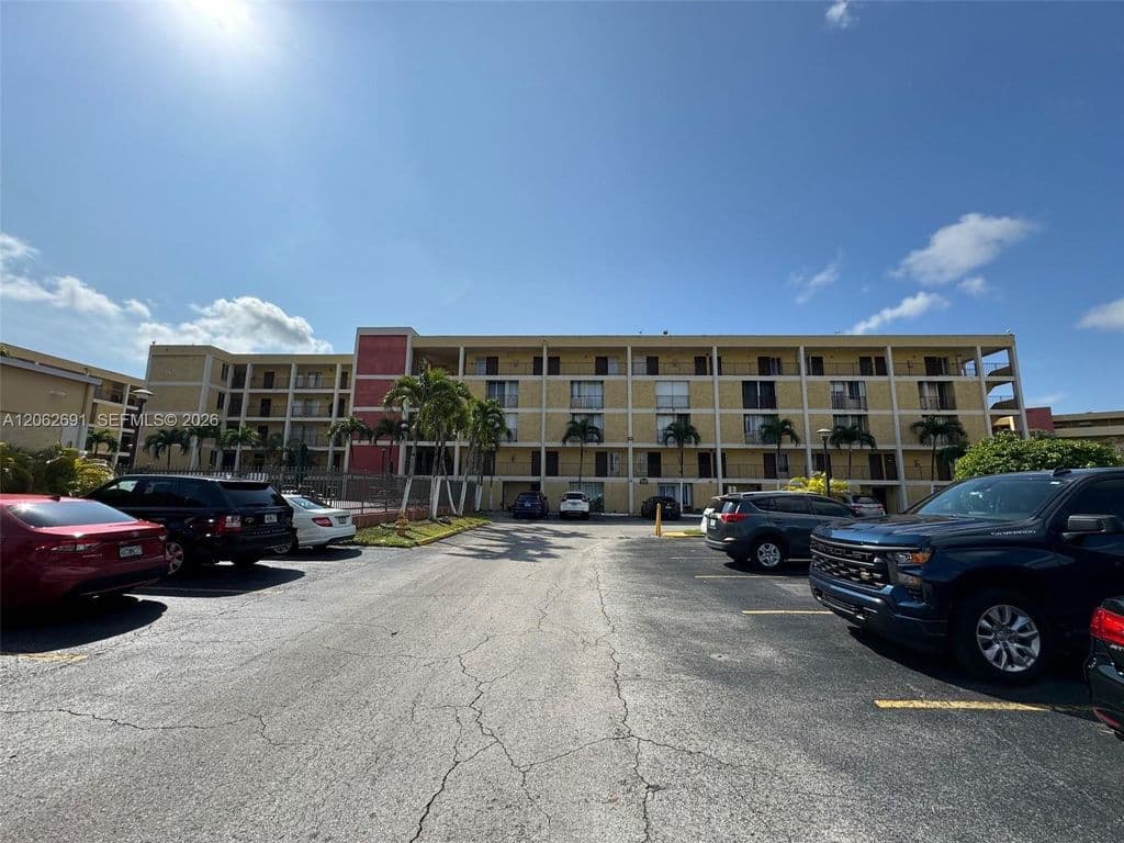 3-bedroom Condo — 9240 Fontainebleau Blvd APT 204